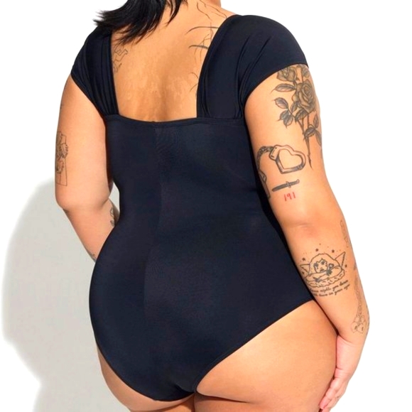 ❤️NWT VINTAGE TORRID WIRELESS RUCHED SWIMSUIT - CAP SLEEVES - TUMMY CONTROL PLUS - Picture 2 of 16